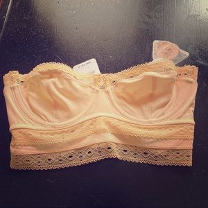 Wear strapless or comes with straps.